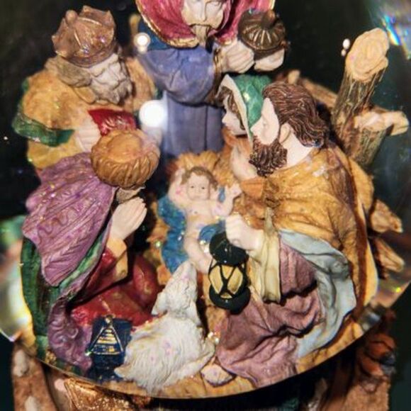 Rotating Water Globe plays "O Holy Night " by Kirkland Home - Picture 3 of 8
